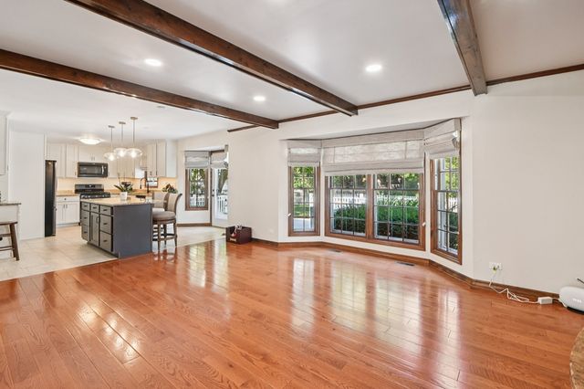 1525 London Court, Naperville, IL 60563