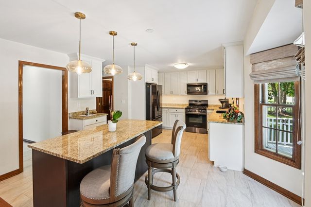 1525 London Court, Naperville, IL 60563