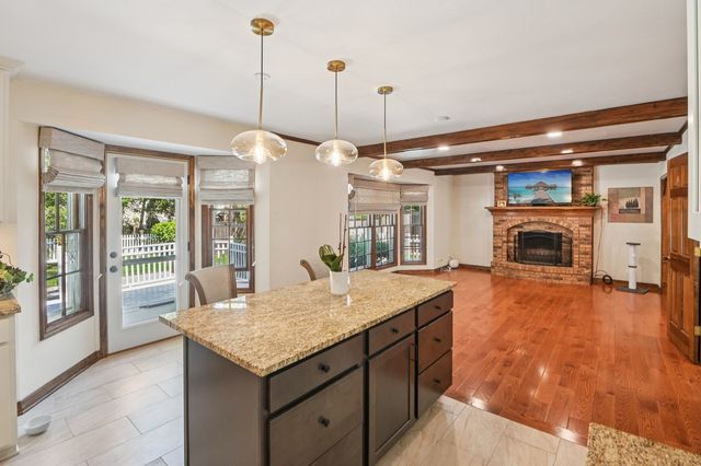 1525 London Court, Naperville, IL 60563