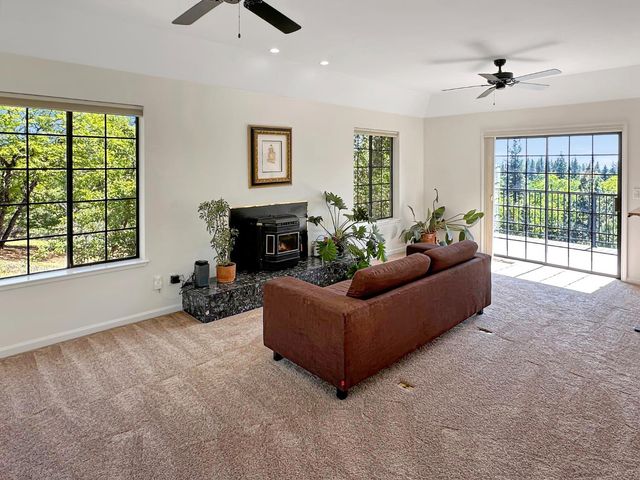 14838 Christophers Pl, Grass Valley, CA 95945