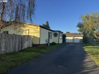 737 11TH St, Bandon, OR 97411