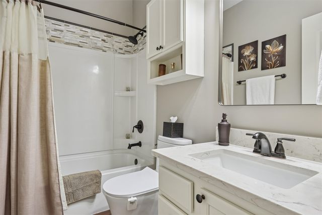 10103 N Glenstone Court, Johnston, IA 50131