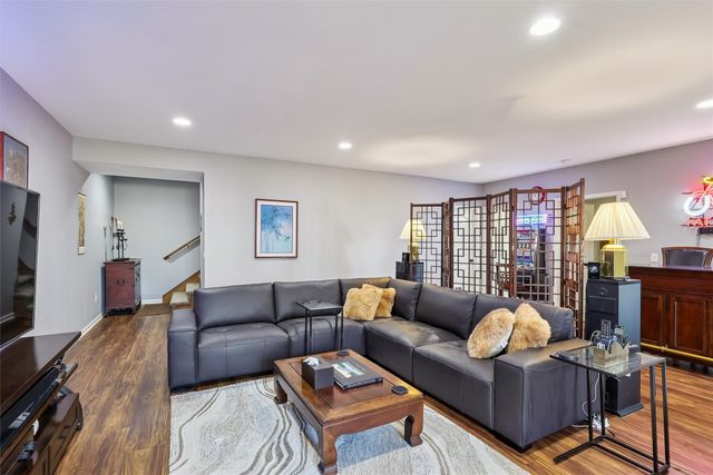 10103 N Glenstone Court, Johnston, IA 50131