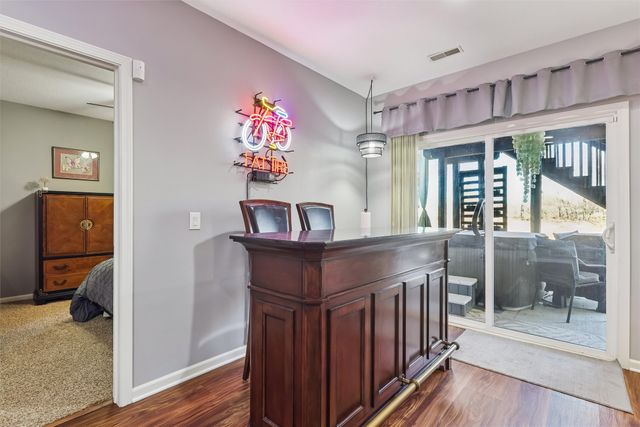 10103 N Glenstone Court, Johnston, IA 50131