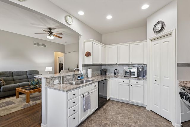 10103 N Glenstone Court, Johnston, IA 50131