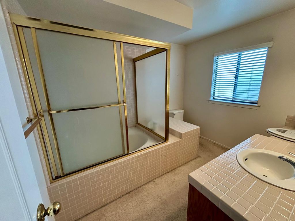 Image 10 of property listing at 1771 E Pryor Drive S, Fresno, CA 93720