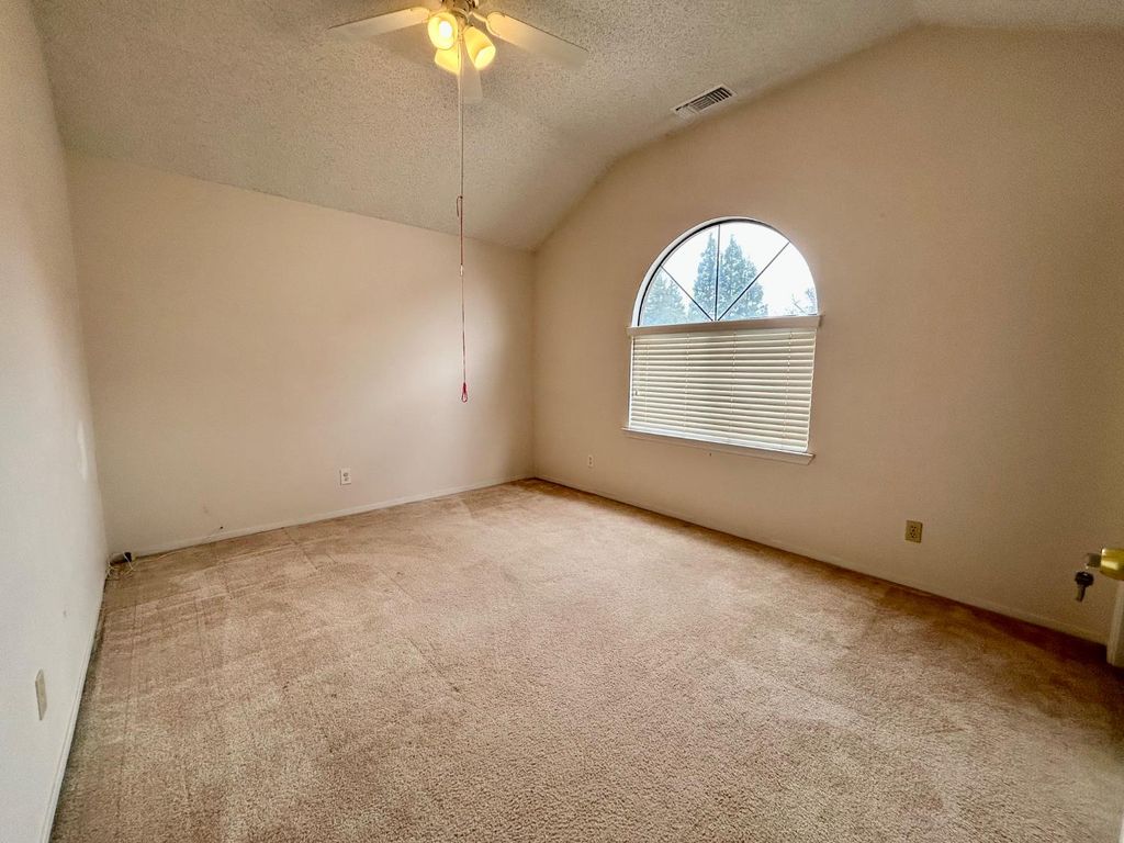 Image 12 of property listing at 1771 E Pryor Drive S, Fresno, CA 93720