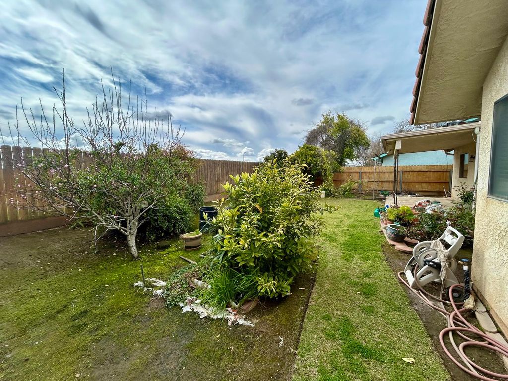 Image 13 of property listing at 1771 E Pryor Drive S, Fresno, CA 93720