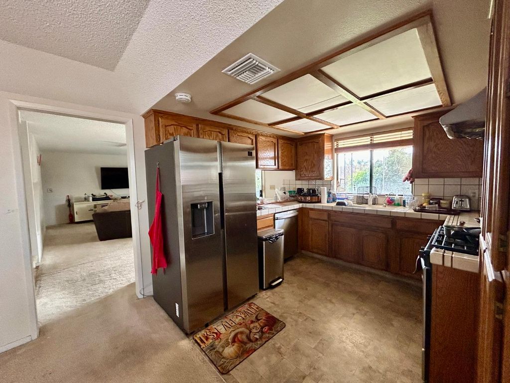 Image 5 of property listing at 1771 E Pryor Drive S, Fresno, CA 93720