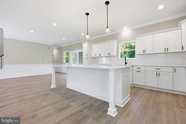 891 READING AVE, Yardley, PA 19067