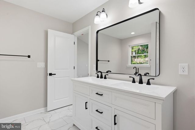 891 READING AVE, Yardley, PA 19067