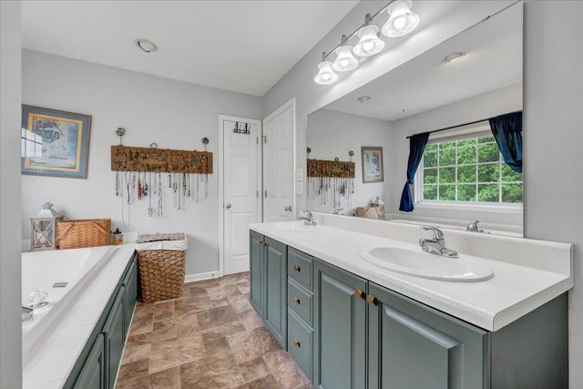 735 Ridgecrest LN, Roanoke, VA 24019