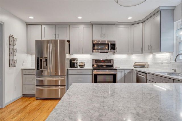 735 Ridgecrest LN, Roanoke, VA 24019