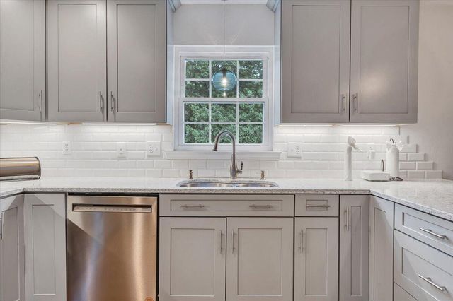 735 Ridgecrest LN, Roanoke, VA 24019