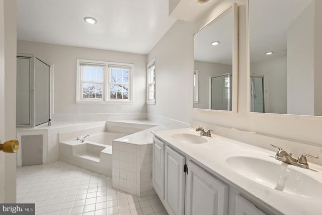 4 LEATHERBARK CT, Germantown, MD 20874