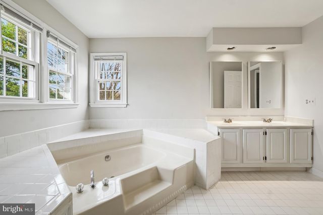 4 LEATHERBARK CT, Germantown, MD 20874