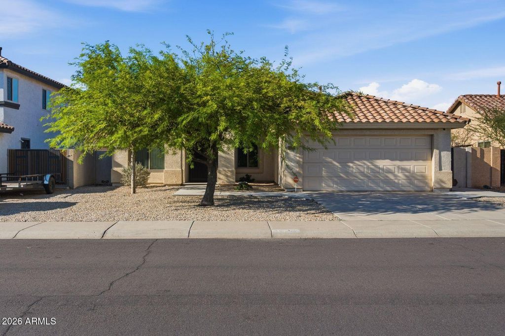 10760 W LOUISE Drive, Peoria, AZ 85373 — exterior
