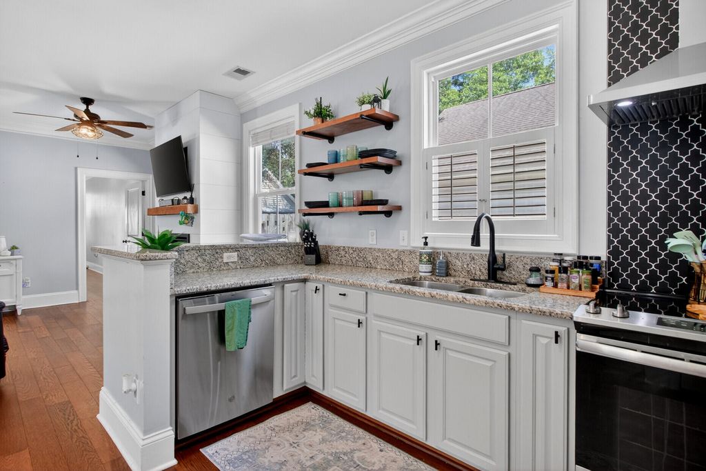 Image 11 of property listing at 507 W 2nd North Street, Summerville, SC 29483