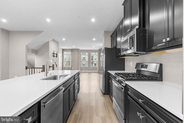 6100 NORTHWEST DR, Hyattsville, MD 20782