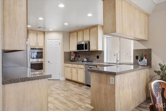 1328 Valov Lane, Bakersfield, CA 93314