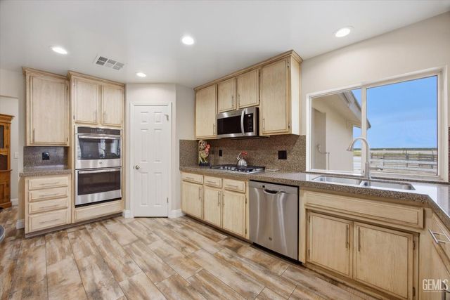 1328 Valov Lane, Bakersfield, CA 93314