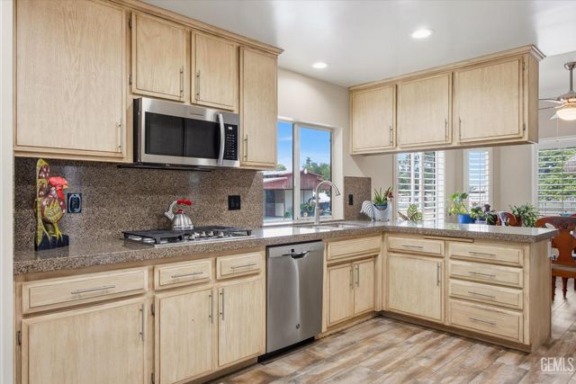 1328 Valov Lane, Bakersfield, CA 93314
