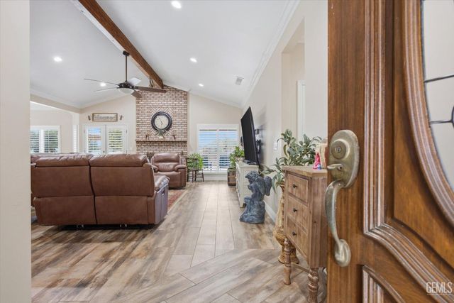1328 Valov Lane, Bakersfield, CA 93314
