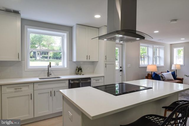 8426 WOODLAWN ST, Alexandria, VA 22309