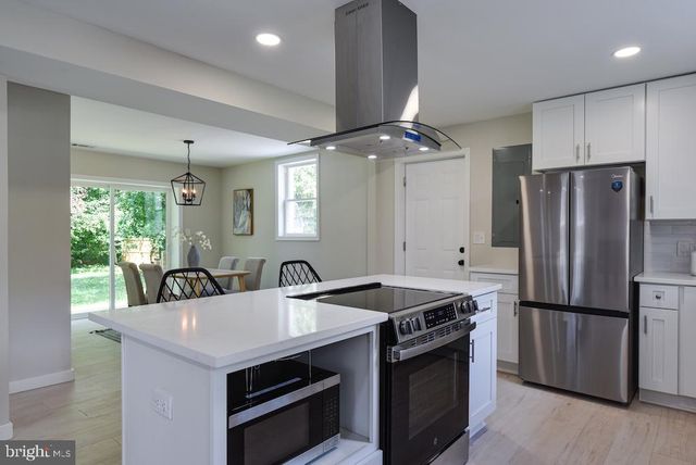 8426 WOODLAWN ST, Alexandria, VA 22309