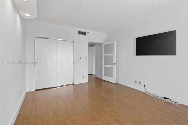 20281 E Country Club Dr 405, Aventura, FL 33180