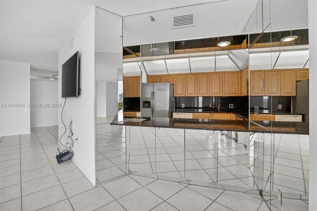 20281 E Country Club Dr 405, Aventura, FL 33180