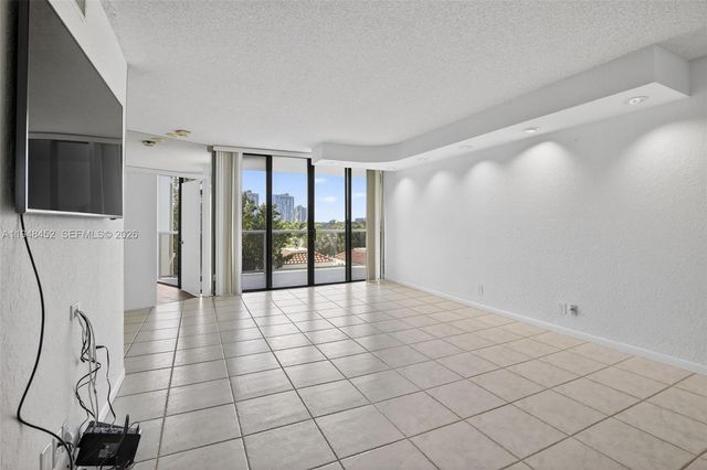 20281 E Country Club Dr 405, Aventura, FL 33180