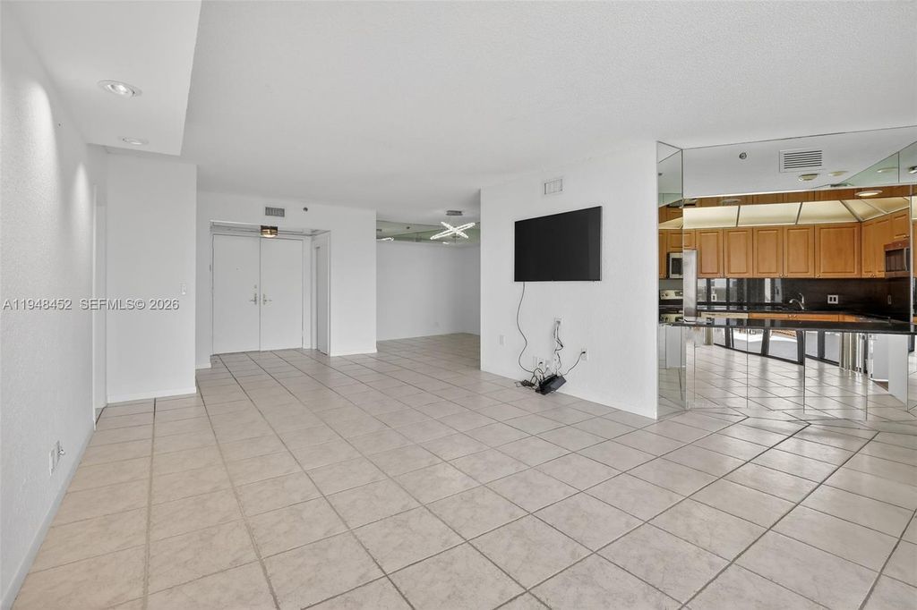 20281 E Country Club Dr 405, Aventura, FL 33180