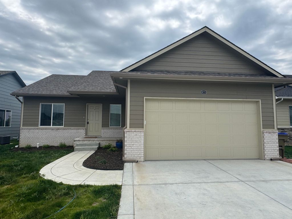 8771 E Summerside Pl, Bel Aire, KS 67226