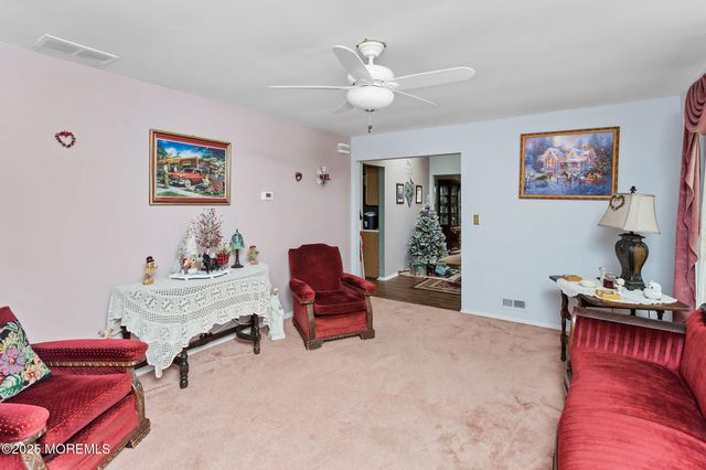 102 Carriage Hill Court, Columbus, NJ 08022