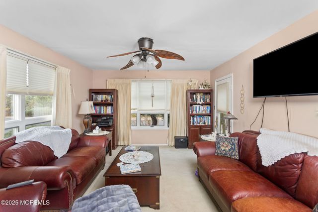 102 Carriage Hill Court, Columbus, NJ 08022