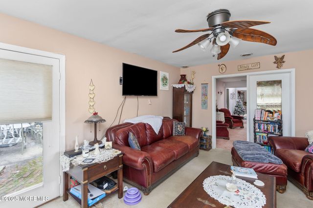 102 Carriage Hill Court, Columbus, NJ 08022