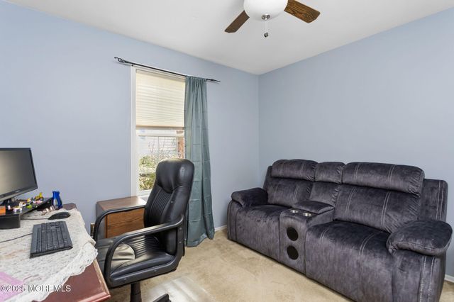 102 Carriage Hill Court, Columbus, NJ 08022