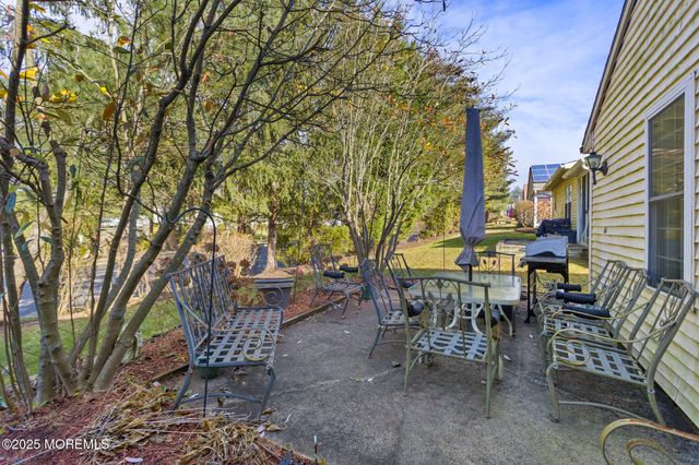 102 Carriage Hill Court, Columbus, NJ 08022