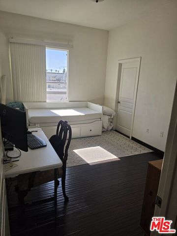 13360 Burbank Boulevard 10, Sherman Oaks, CA 91401