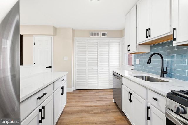 2621 S FOUR MILE RUN DR, Arlington, VA 22206