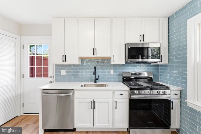 2621 S FOUR MILE RUN DR, Arlington, VA 22206