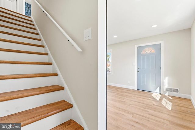 2621 S FOUR MILE RUN DR, Arlington, VA 22206