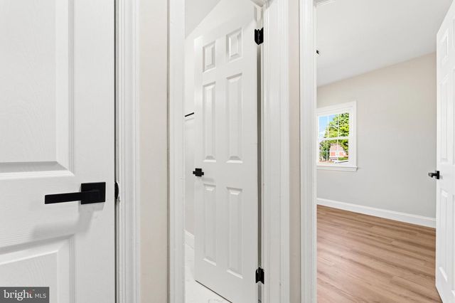 2621 S FOUR MILE RUN DR, Arlington, VA 22206