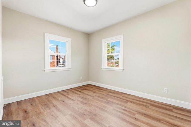 2621 S FOUR MILE RUN DR, Arlington, VA 22206