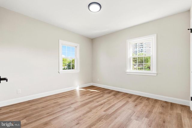 2621 S FOUR MILE RUN DR, Arlington, VA 22206