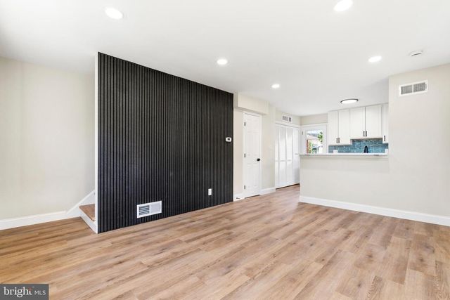 2621 S FOUR MILE RUN DR, Arlington, VA 22206