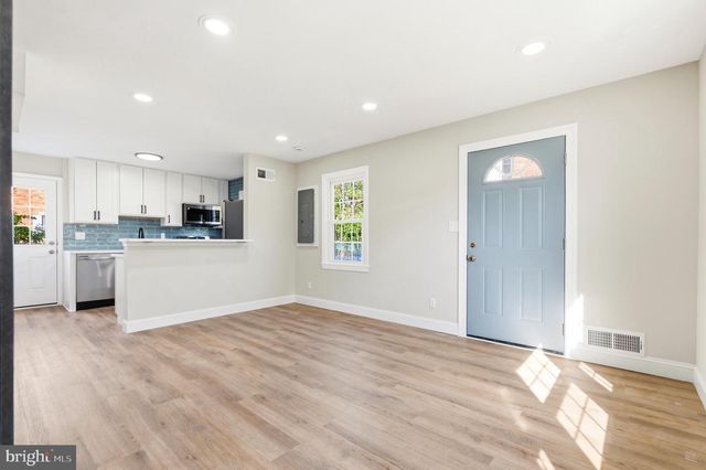 2621 S FOUR MILE RUN DR, Arlington, VA 22206