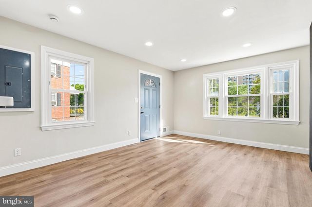 2621 S FOUR MILE RUN DR, Arlington, VA 22206