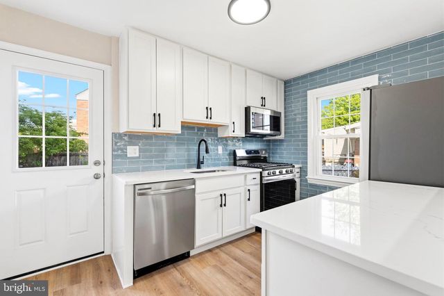 2621 S FOUR MILE RUN DR, Arlington, VA 22206